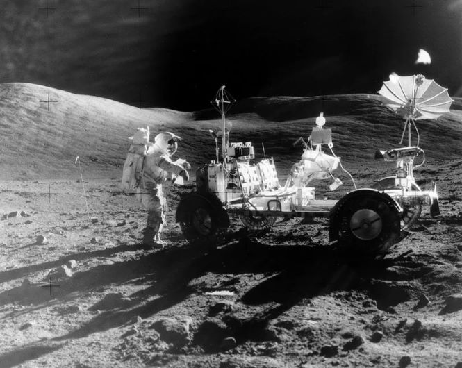 Машины, припаркованные на Луне