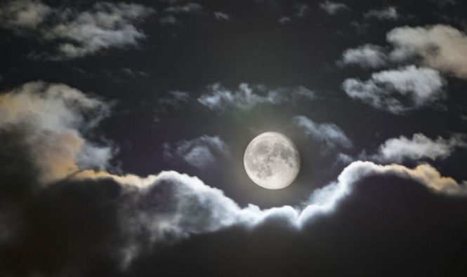 Прямая трансляция Голубой Луны: Как увидеть Полнолуние Охотника в прямом эфире