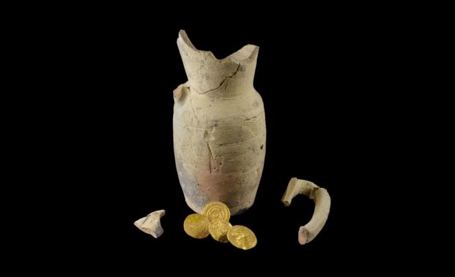 В кувшине в Иерусалиме найден древний золотой тайник