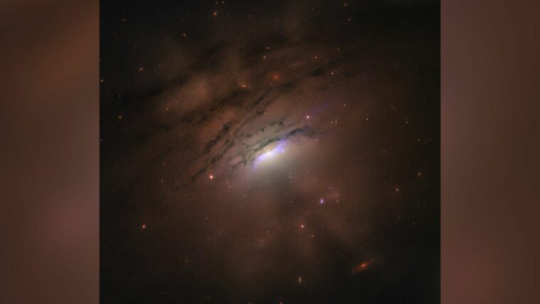 Хаббл запечатлел "теневые лучи" черной дыры