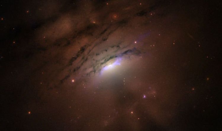 Черная дыра - бомба: НАСА запечатлело сверхмассивного монстра, «отбрасывающего тень в космос» 