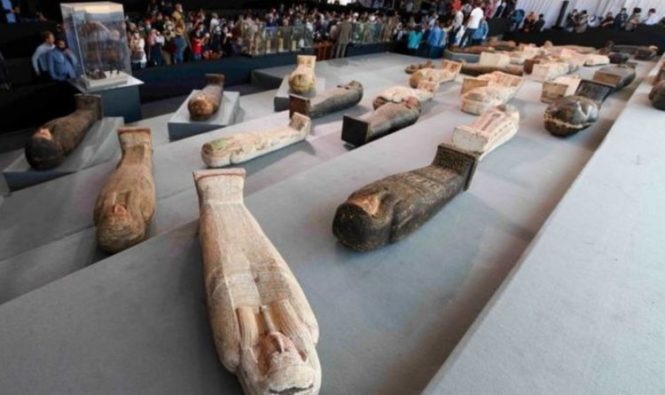 Новости археологии: в Саккаре найдено более 100 саркофагов, возраст которых составляет 2500 лет