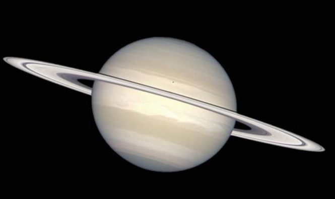 Новости НАСА: На снимках Сатурна, сделанных телескопом Хаббл, видно солнечное затмение на Кольчатом гиганте