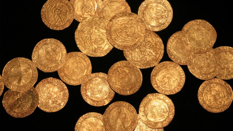 Тайник с золотыми монетами времен Генриха VIII найден в английском саду