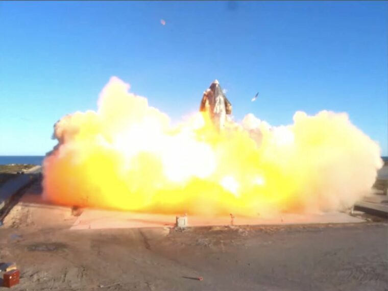 Прототип звездолета SN8 от SpaceX взлетает на грандиозный тестовый запуск со взрывной посадкой