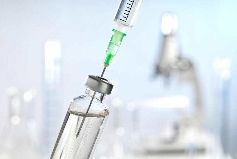 Сегодня в Нью-Йорке сделали первые дозы вакцины против коронавируса