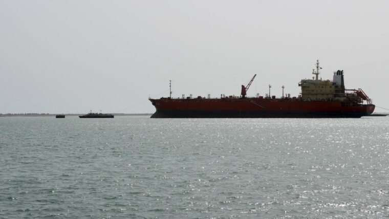 Нефтяной танкер на Красном море в 4 раза больше, чем Exxon Valdez, может вылиться в любой день
