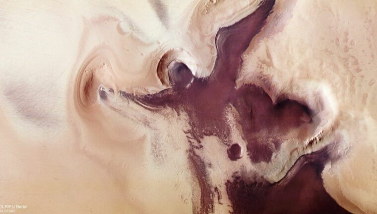 Ангел, дьявол и кроваво-красное сердце появились на южном полюсе Марса