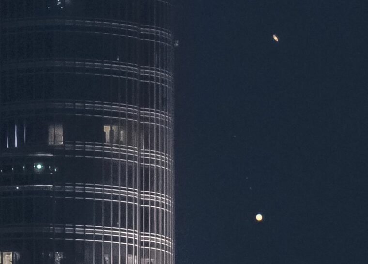 Юпитер и Сатурн спускаются на самое высокое здание в мире в эпическом видео "Великое соединение"