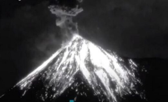 На вулкане Фуэго в Гватемале гремят взрывы и текут потоки лавы