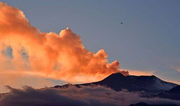 Гора Этна извергается на Сицилии, извергая 100-метровые фонтаны лавы - она ​​все еще извергается?