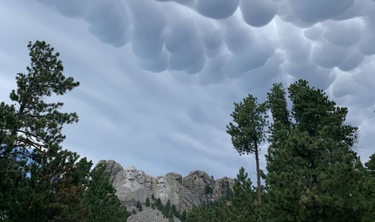 Космическое агентство опубликовало потрясающую фотографию облаков "мамматусы" над горой Рашмор