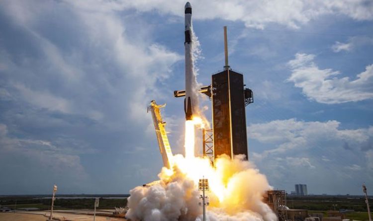 Прямая трансляция SpaceX: как посмотреть, как Dragon 2 стыкуется с МКС