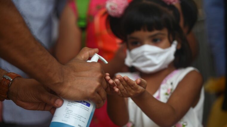 Дезинфицирующее средство для рук вызывает у детей эпидемию химических ожогов