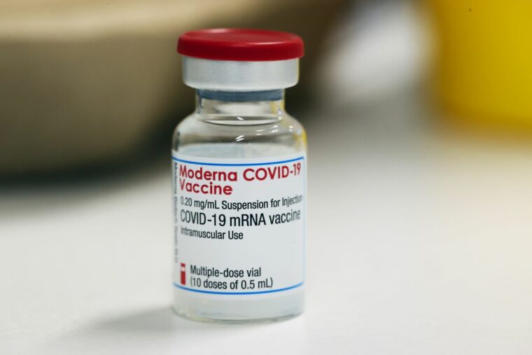 Согласно отчету, аллергические реакции на вакцину Moderna от COVID-19 крайне редки.