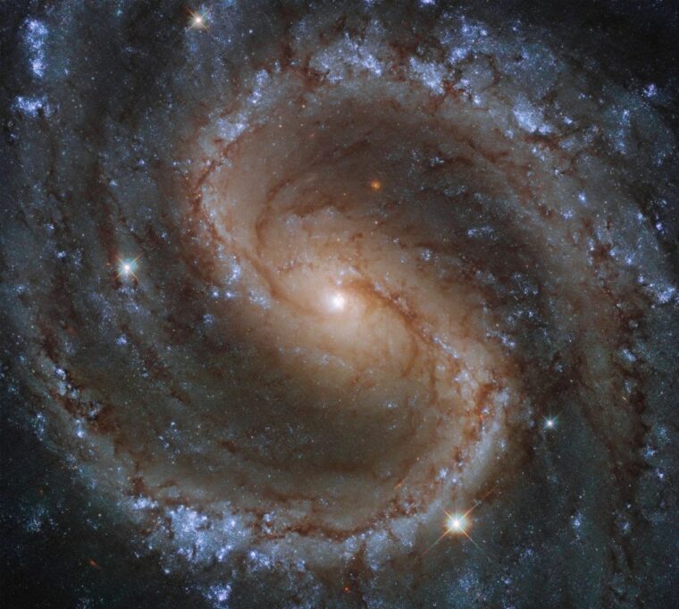 НАСА обнаружило, что "потерянная галактика" сияет из груди Девы