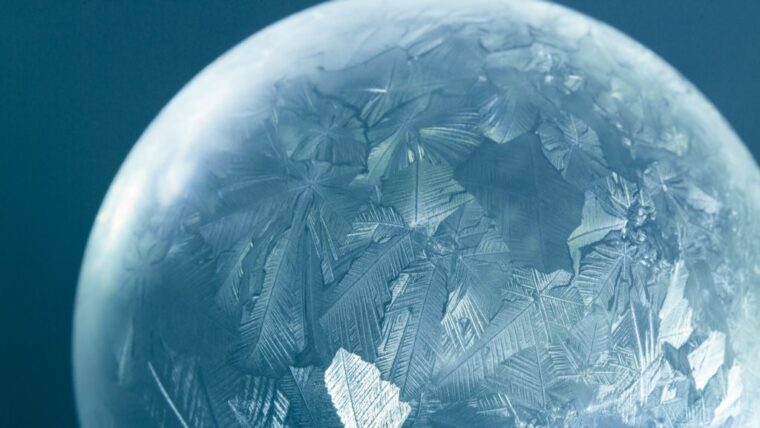 Мыльный пузырь превращается в радужный снежный шар в новом крутом видео