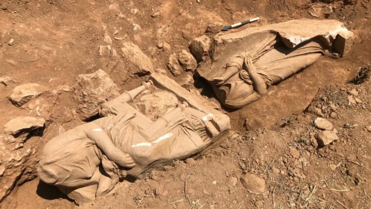 На древнегреческом захоронении обнаружены статуи женщины и ее слуги без головы