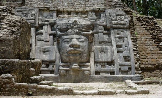 В Мексике найдена гигантская маска майя