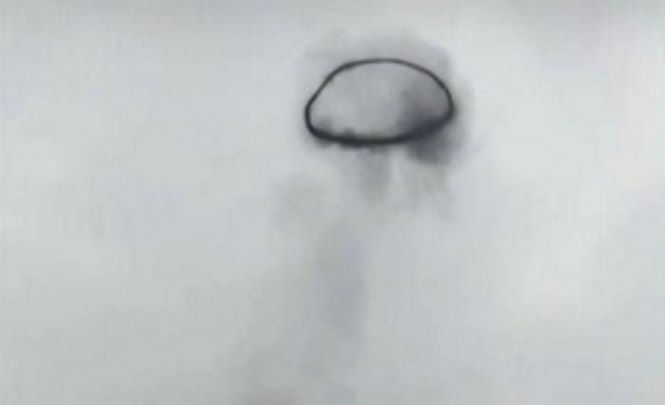 Жители Петербурга заметили в небе загадочное черное кольцо