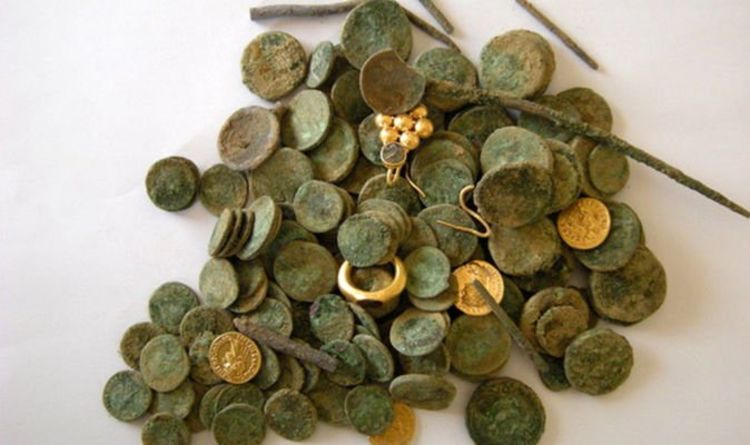 Древние монеты, найденные израильскими археологами в древнеримской сокровищнице, которой 2000 лет