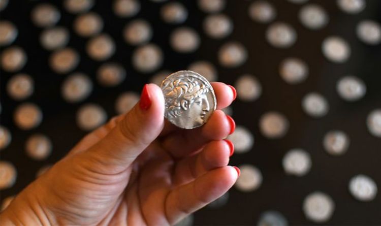 Древние монеты среди необычных артефактов, обнаруженных израильской полицией в большом бюсте