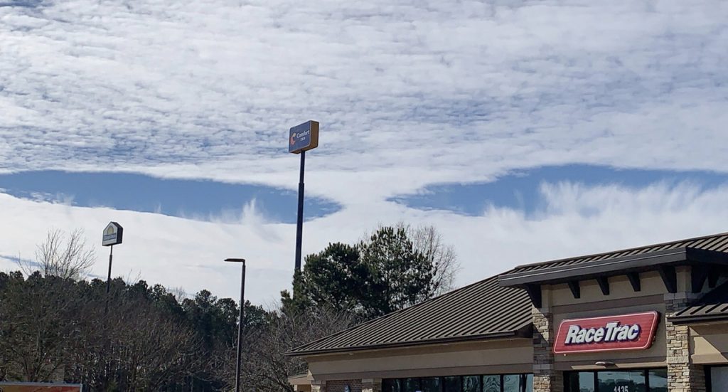 дырокол облака алабама грузия фотографии и видео, дырокол облака алабама грузия фотографии и видео январь 2021, небо наблюдает за вами. 29 января в небе над Джорджией и Алабамой появляются редкие и загадочные дыры, связанные с падением.