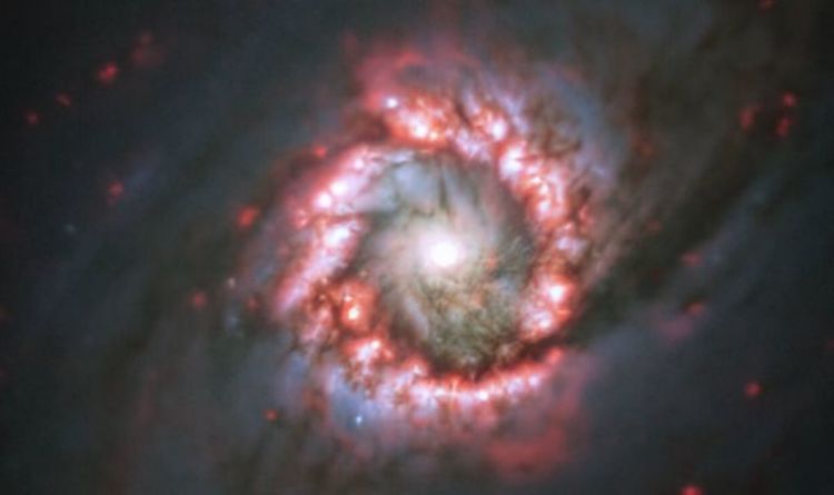 На снимке ESO на расстоянии 45 миллионов световых лет от черной дыры наблюдаются «втягивающие» звезды в свое ядро