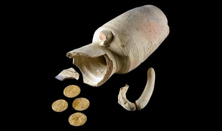 Новости археологии: в гончарном кувшине обнаружены редкие золотые монеты израильского периода ислама