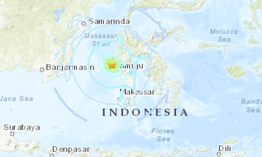 Сильное землетрясение M6.2 разрушило здания и мосты через город Мамуджу в Сулавеси, Индонезия, 14 января 2021 года.