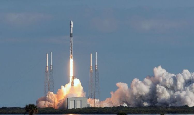 SpaceX собирается запустить на орбиту до 100 спутников на борту Falcon 9