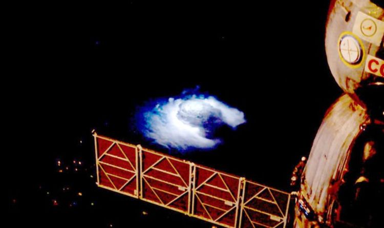 Видео с космической станции: Посмотрите на генезис молнии "голубой джет" с МКС - "Удивительное открытие"