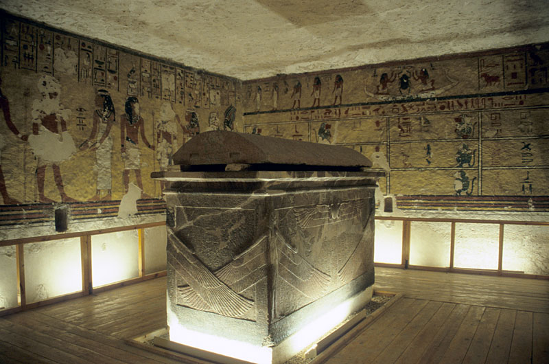Внутри Гробницы Ай, великолепной гробницы в Западной долине. Предоставлено: Wikimedia Commons.
