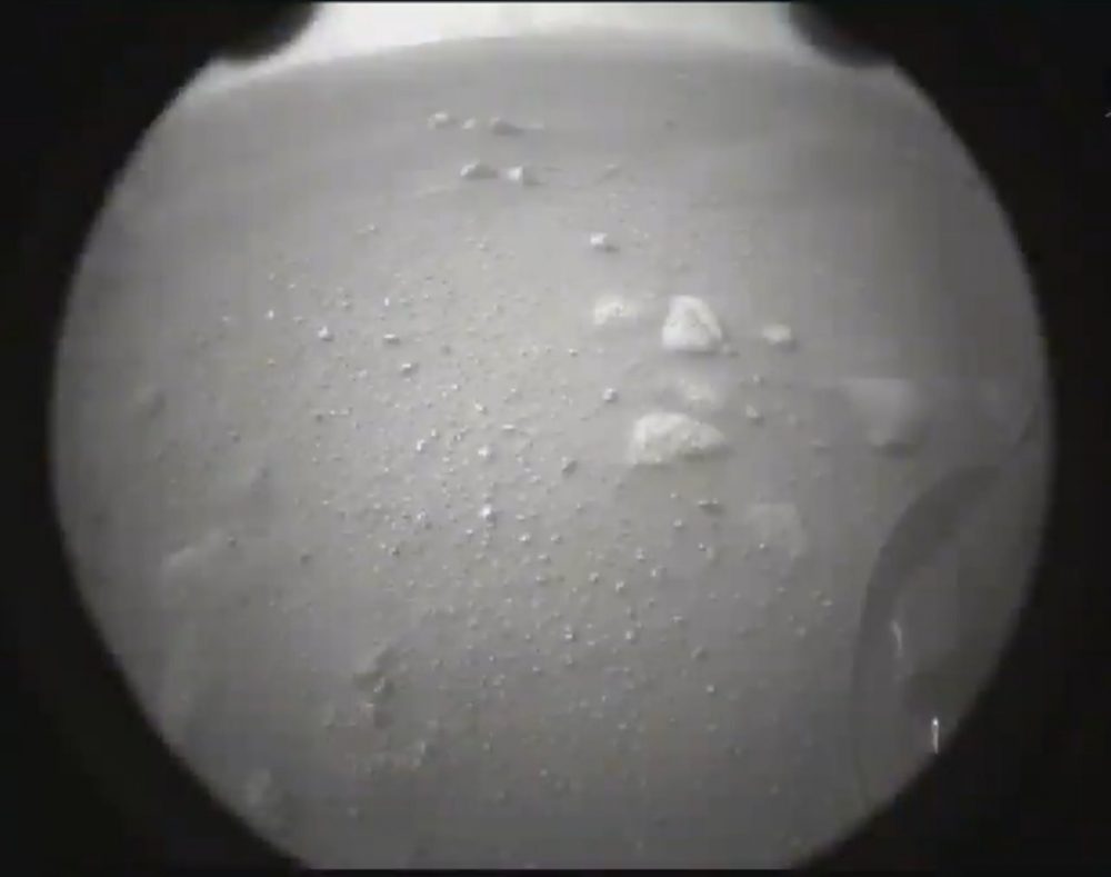 Второе изображение поверхности было получено через несколько минут после приземления Perseverance на Марс. Предоставлено: НАСА.