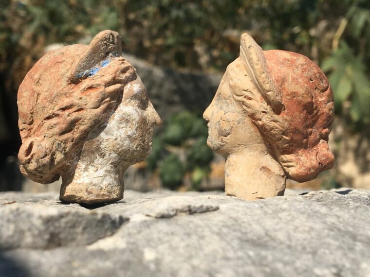 Греческие боги и древние смертные воскресли в терракотовых фигурках, обнаруженных в Турции