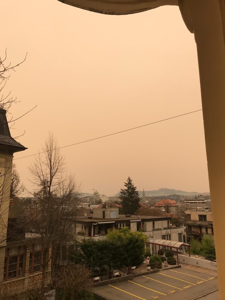 Сахарная пыль над Берном в Швейцарии окрашивает небо в оранжевый цвет, пыльная буря в сахаре, европа, сахарная пыль, европа, февраль 2021 г., пыль, сахар, европа, франция, швейцария, Италия