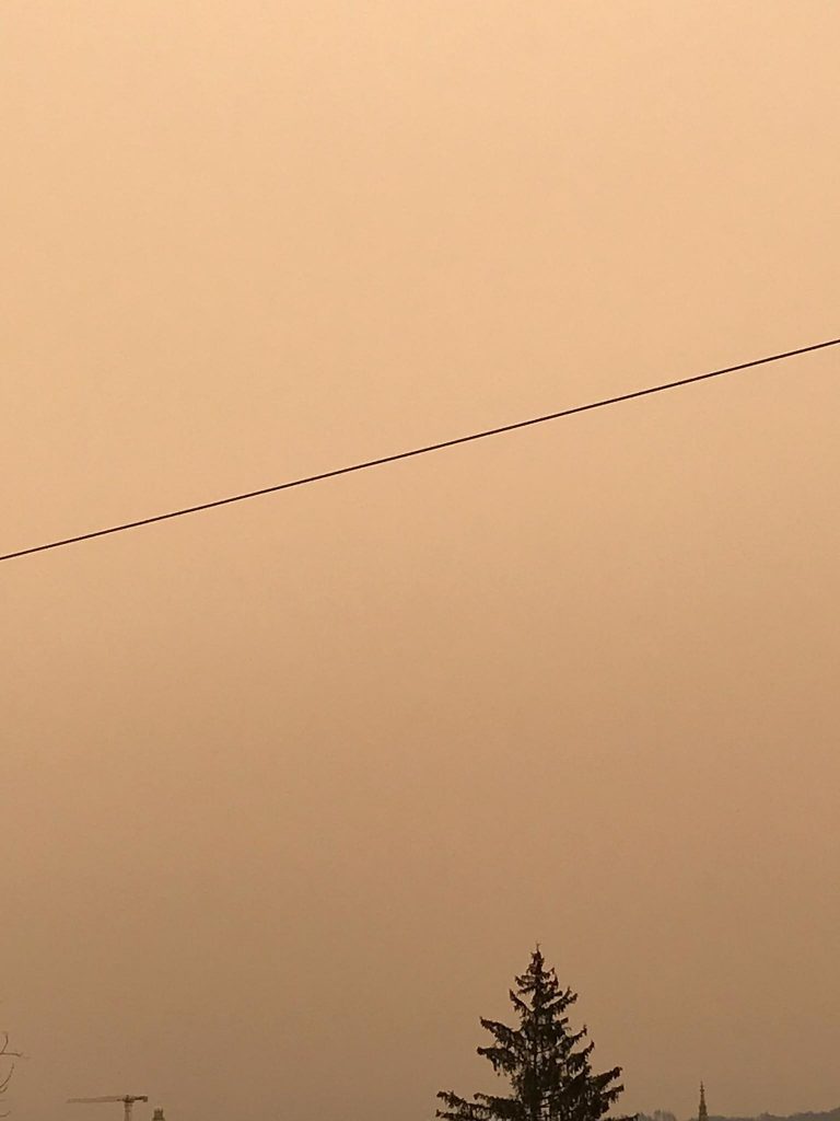 Сахарная пыль над Берном в Швейцарии окрашивает небо в оранжевый цвет, пыльная буря в сахаре, европа, сахарная пыль, европа, февраль 2021 г., пыль, сахар, европа, франция, швейцария, Италия