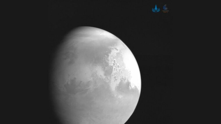Китайская миссия Tianwen-1 на Марс сделала первую фотографию Красной планеты