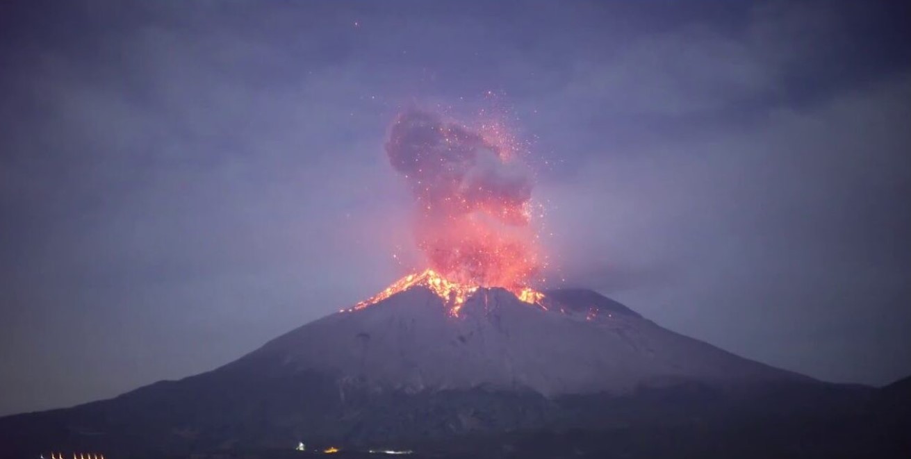 Вулкан семеру извержение