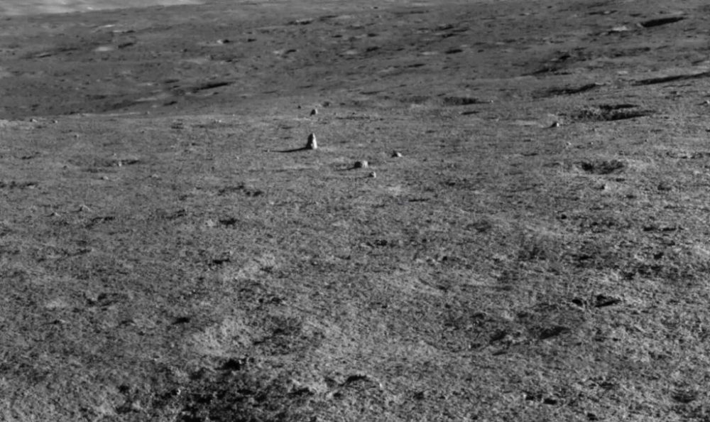 Данные из дневника Юту-2 выявили необычную вытянутую скалу, в отличие от всего, что видели на Луне в прошлом. Кредит: CNSA