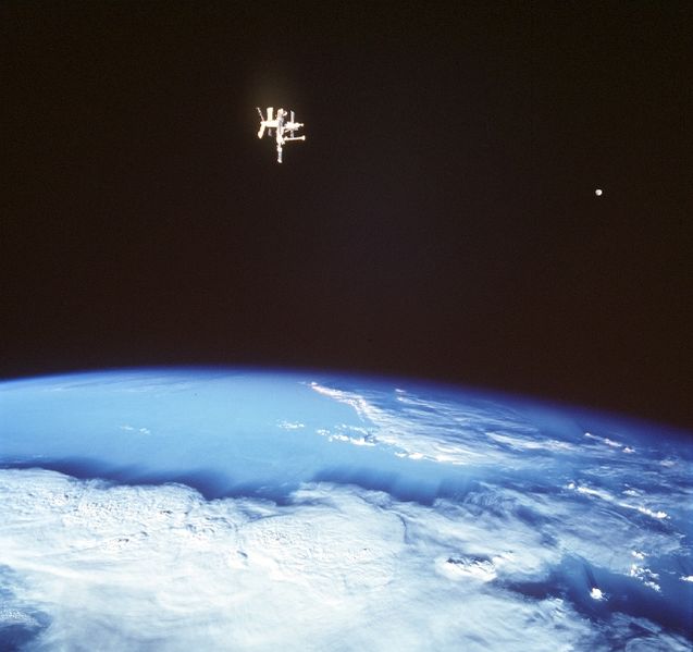 Мир и Луна - два спутника планеты Земля. Предоставлено: НАСА.