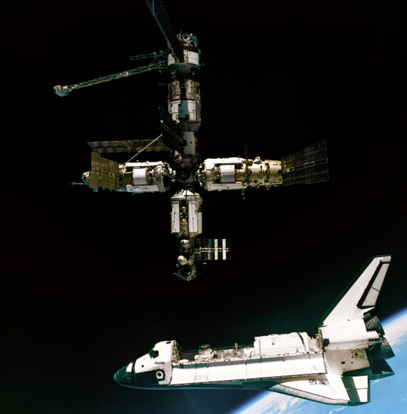 Сцепление челнока "Атлантида" с орбитальной станцией "Мне". Предоставлено: НАСА.