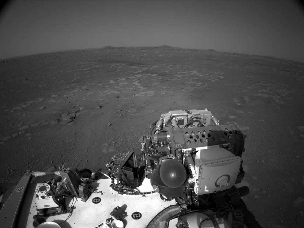 Изображение поверхности Марса, полученное левой навигационной камерой марсохода Perseverance. Предоставлено: НАСА / Лаборатория реактивного движения - Калтех.