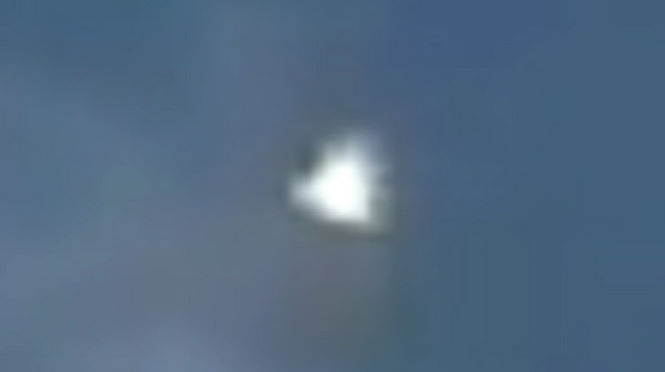 Уфолог показал видео, на котором флот НЛО сопровождает пассажирский самолет