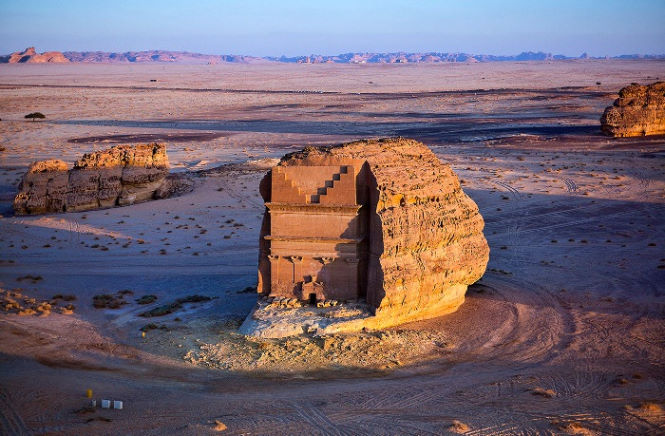 Как появилась древняя гробница посреди пустыни