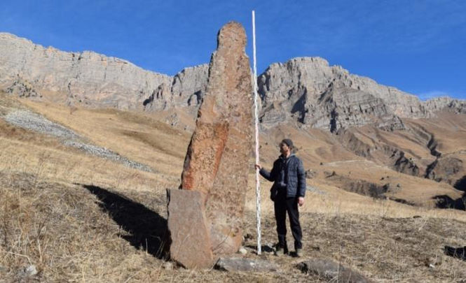 В горах Ингушетии обнаружили стелу с загадочными петроглифами