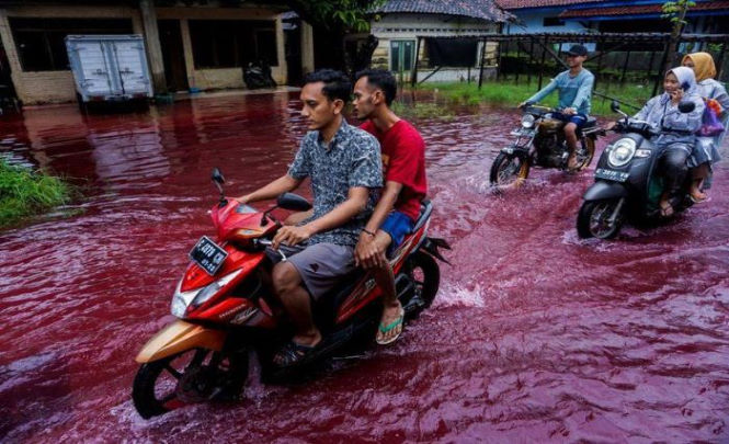 Индонезийскую деревню затопила красная вода