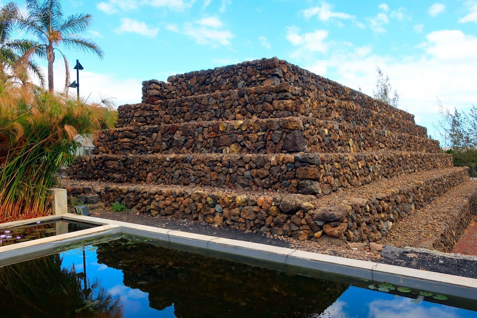 Многие местные жители постарше утверждают, что на Тенерифе было разрушено гораздо больше пирамид. Предоставлено: Pixabay.