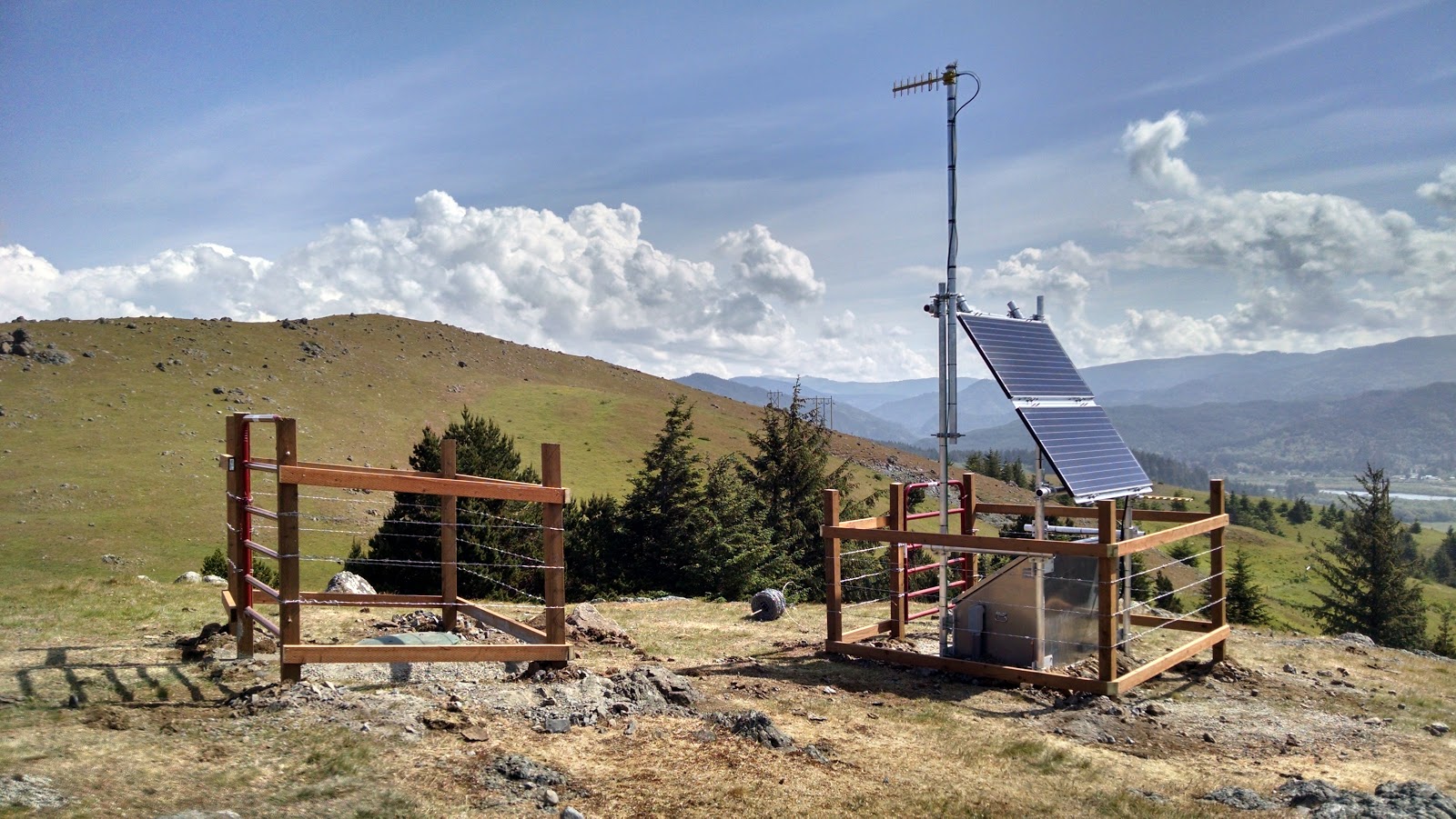 Сейсмическая станция WEDR, расположенная в Веддерберне, штат Орегон. Эта и другие станции в Орегоне передают данные в ShakeAlert®.