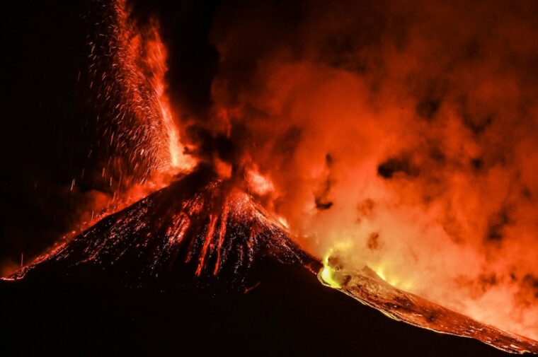 Истекающие потоки лавы извергнуты с горы Этна на захватывающих ночных фотографиях